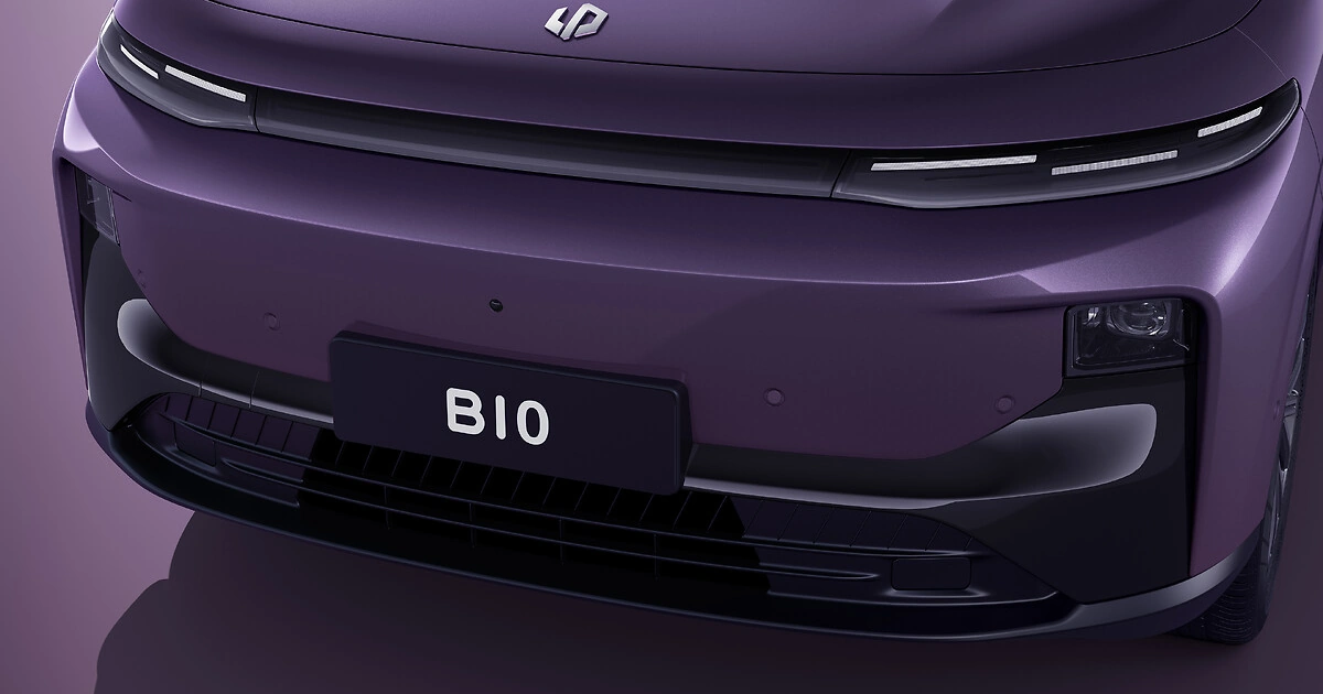 Front of a purple Leapmotor B10 electric SUV with LED light strip, black lower bumper and B10 plate